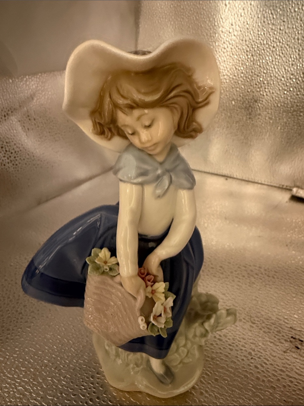 Lladro  Amazing Pretty Pickings Figurine - Picture 2 of 16